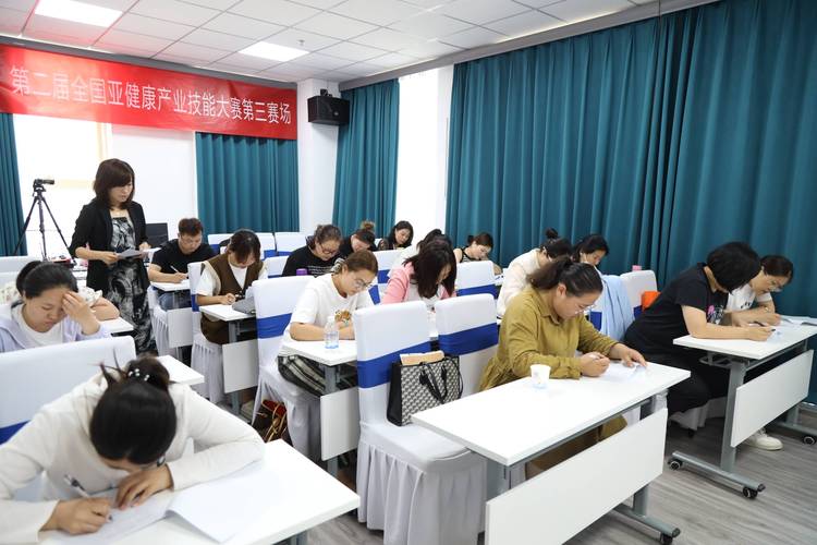 卿雅堂智典职业培训学校小儿推拿培训班技能评比考试暨结业仪式圆满